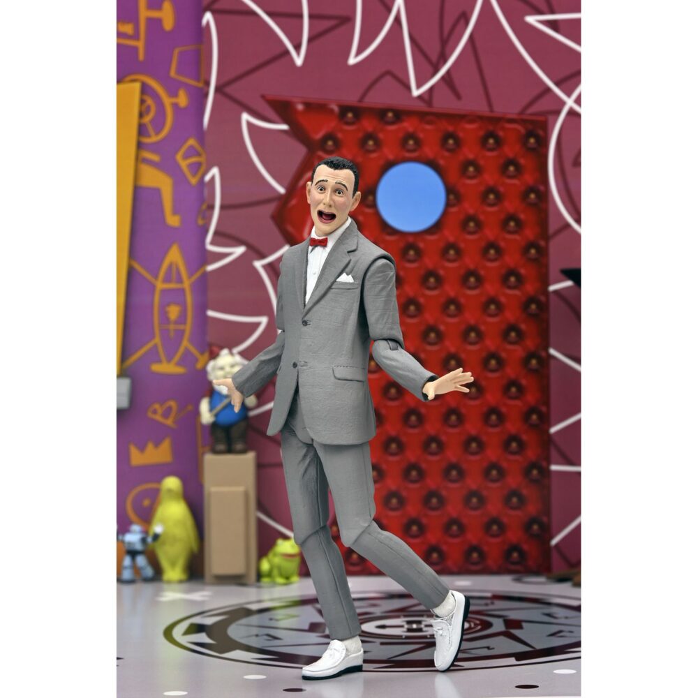 Ultimate pee-wee herman. Neca lanza la figura articulada ultimate pee-wee herman basada en el programa de televisión "pee-wee's playhouse". Esta figura mide 18 cm y presenta a pee-wee herman (personaje interpretado por paul reubens) con 3x cabezas intercambiables con expresiones icónicas, 4x manos intercambiables, 1x juego de papeles con "la palabra secreta" y 1x figura de pterri el pterodáctilo. Se presenta en una caja con ventana y tapa frontal abatible.