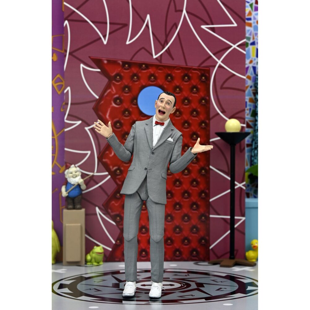 Ultimate pee-wee herman. Neca lanza la figura articulada ultimate pee-wee herman basada en el programa de televisión "pee-wee's playhouse". Esta figura mide 18 cm y presenta a pee-wee herman (personaje interpretado por paul reubens) con 3x cabezas intercambiables con expresiones icónicas, 4x manos intercambiables, 1x juego de papeles con "la palabra secreta" y 1x figura de pterri el pterodáctilo. Se presenta en una caja con ventana y tapa frontal abatible.