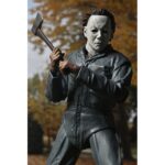 ULTIMATE MICHAEL MYERS HALLOWEEN: THE CURSE OF MICHAEL MYERS. Neca presenta la figura articulada Ultimate Michael Myers basada en la película "Halloween 6: The Curse of Michael Myers" ("Halloween 6: La maldición de Michael Myers" en España). Esta figura mide 18 cm e incluye 2x cabezas intercambiables, 1x máscara removible, 5x manos intercambiables, 1x hacha, 1x machete, 1x palanca, 2x cuchillos de cocina, 1x bolsa de runas, 4x velas de sacrificio, 1x conjunto de jeringas, 1x calabaza y 1x cartel de Strode Realty con la silueta de Michael Myers. Se presenta en una caja con ventana y tapa frontal abatible.