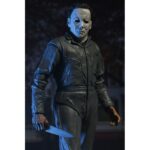 ULTIMATE MICHAEL MYERS HALLOWEEN: THE CURSE OF MICHAEL MYERS. Neca presenta la figura articulada Ultimate Michael Myers basada en la película "Halloween 6: The Curse of Michael Myers" ("Halloween 6: La maldición de Michael Myers" en España). Esta figura mide 18 cm e incluye 2x cabezas intercambiables, 1x máscara removible, 5x manos intercambiables, 1x hacha, 1x machete, 1x palanca, 2x cuchillos de cocina, 1x bolsa de runas, 4x velas de sacrificio, 1x conjunto de jeringas, 1x calabaza y 1x cartel de Strode Realty con la silueta de Michael Myers. Se presenta en una caja con ventana y tapa frontal abatible.