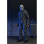 ULTIMATE MICHAEL MYERS HALLOWEEN: THE CURSE OF MICHAEL MYERS. Neca presenta la figura articulada Ultimate Michael Myers basada en la película "Halloween 6: The Curse of Michael Myers" ("Halloween 6: La maldición de Michael Myers" en España). Esta figura mide 18 cm e incluye 2x cabezas intercambiables, 1x máscara removible, 5x manos intercambiables, 1x hacha, 1x machete, 1x palanca, 2x cuchillos de cocina, 1x bolsa de runas, 4x velas de sacrificio, 1x conjunto de jeringas, 1x calabaza y 1x cartel de Strode Realty con la silueta de Michael Myers. Se presenta en una caja con ventana y tapa frontal abatible.