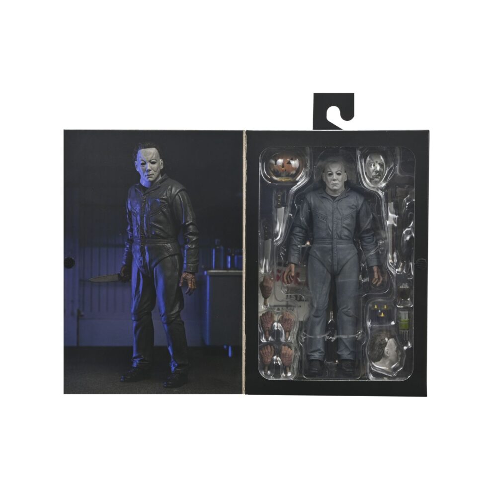 ULTIMATE MICHAEL MYERS HALLOWEEN: THE CURSE OF MICHAEL MYERS. Neca presenta la figura articulada Ultimate Michael Myers basada en la película "Halloween 6: The Curse of Michael Myers" ("Halloween 6: La maldición de Michael Myers" en España). Esta figura mide 18 cm e incluye 2x cabezas intercambiables, 1x máscara removible, 5x manos intercambiables, 1x hacha, 1x machete, 1x palanca, 2x cuchillos de cocina, 1x bolsa de runas, 4x velas de sacrificio, 1x conjunto de jeringas, 1x calabaza y 1x cartel de Strode Realty con la silueta de Michael Myers. Se presenta en una caja con ventana y tapa frontal abatible.