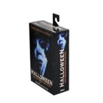 ULTIMATE MICHAEL MYERS HALLOWEEN: THE CURSE OF MICHAEL MYERS. Neca presenta la figura articulada Ultimate Michael Myers basada en la película "Halloween 6: The Curse of Michael Myers" ("Halloween 6: La maldición de Michael Myers" en España). Esta figura mide 18 cm e incluye 2x cabezas intercambiables, 1x máscara removible, 5x manos intercambiables, 1x hacha, 1x machete, 1x palanca, 2x cuchillos de cocina, 1x bolsa de runas, 4x velas de sacrificio, 1x conjunto de jeringas, 1x calabaza y 1x cartel de Strode Realty con la silueta de Michael Myers. Se presenta en una caja con ventana y tapa frontal abatible.