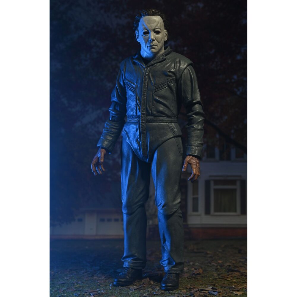 Ultimate michael myers halloween: the curse of michael myers. Neca presenta la figura articulada ultimate michael myers basada en la película "halloween 6: the curse of michael myers" ("halloween 6: la maldición de michael myers" en españa). Esta figura mide 18 cm e incluye 2x cabezas intercambiables, 1x máscara removible, 5x manos intercambiables, 1x hacha, 1x machete, 1x palanca, 2x cuchillos de cocina, 1x bolsa de runas, 4x velas de sacrificio, 1x conjunto de jeringas, 1x calabaza y 1x cartel de strode realty con la silueta de michael myers. Se presenta en una caja con ventana y tapa frontal abatible.