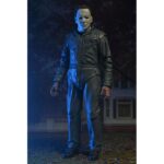ULTIMATE MICHAEL MYERS HALLOWEEN: THE CURSE OF MICHAEL MYERS. Neca presenta la figura articulada Ultimate Michael Myers basada en la película "Halloween 6: The Curse of Michael Myers" ("Halloween 6: La maldición de Michael Myers" en España). Esta figura mide 18 cm e incluye 2x cabezas intercambiables, 1x máscara removible, 5x manos intercambiables, 1x hacha, 1x machete, 1x palanca, 2x cuchillos de cocina, 1x bolsa de runas, 4x velas de sacrificio, 1x conjunto de jeringas, 1x calabaza y 1x cartel de Strode Realty con la silueta de Michael Myers. Se presenta en una caja con ventana y tapa frontal abatible.