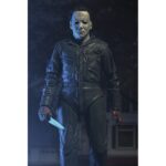 ULTIMATE MICHAEL MYERS HALLOWEEN: THE CURSE OF MICHAEL MYERS. Neca presenta la figura articulada Ultimate Michael Myers basada en la película "Halloween 6: The Curse of Michael Myers" ("Halloween 6: La maldición de Michael Myers" en España). Esta figura mide 18 cm e incluye 2x cabezas intercambiables, 1x máscara removible, 5x manos intercambiables, 1x hacha, 1x machete, 1x palanca, 2x cuchillos de cocina, 1x bolsa de runas, 4x velas de sacrificio, 1x conjunto de jeringas, 1x calabaza y 1x cartel de Strode Realty con la silueta de Michael Myers. Se presenta en una caja con ventana y tapa frontal abatible.