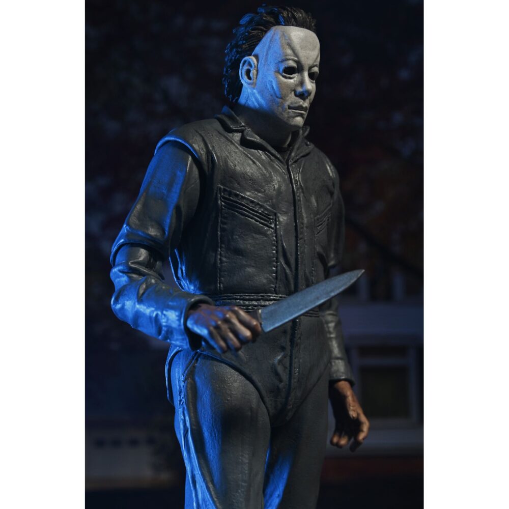 Ultimate michael myers halloween: the curse of michael myers. Neca presenta la figura articulada ultimate michael myers basada en la película "halloween 6: the curse of michael myers" ("halloween 6: la maldición de michael myers" en españa). Esta figura mide 18 cm e incluye 2x cabezas intercambiables, 1x máscara removible, 5x manos intercambiables, 1x hacha, 1x machete, 1x palanca, 2x cuchillos de cocina, 1x bolsa de runas, 4x velas de sacrificio, 1x conjunto de jeringas, 1x calabaza y 1x cartel de strode realty con la silueta de michael myers. Se presenta en una caja con ventana y tapa frontal abatible.