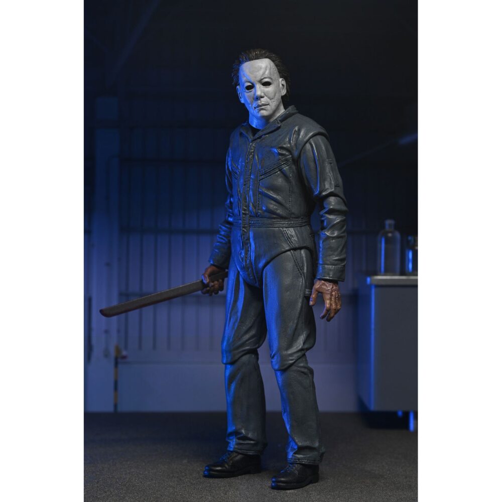 Ultimate michael myers halloween: the curse of michael myers. Neca presenta la figura articulada ultimate michael myers basada en la película "halloween 6: the curse of michael myers" ("halloween 6: la maldición de michael myers" en españa). Esta figura mide 18 cm e incluye 2x cabezas intercambiables, 1x máscara removible, 5x manos intercambiables, 1x hacha, 1x machete, 1x palanca, 2x cuchillos de cocina, 1x bolsa de runas, 4x velas de sacrificio, 1x conjunto de jeringas, 1x calabaza y 1x cartel de strode realty con la silueta de michael myers. Se presenta en una caja con ventana y tapa frontal abatible.