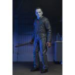 ULTIMATE MICHAEL MYERS HALLOWEEN: THE CURSE OF MICHAEL MYERS. Neca presenta la figura articulada Ultimate Michael Myers basada en la película "Halloween 6: The Curse of Michael Myers" ("Halloween 6: La maldición de Michael Myers" en España). Esta figura mide 18 cm e incluye 2x cabezas intercambiables, 1x máscara removible, 5x manos intercambiables, 1x hacha, 1x machete, 1x palanca, 2x cuchillos de cocina, 1x bolsa de runas, 4x velas de sacrificio, 1x conjunto de jeringas, 1x calabaza y 1x cartel de Strode Realty con la silueta de Michael Myers. Se presenta en una caja con ventana y tapa frontal abatible.
