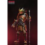 ULTIMATE SAMURAI PREDATOR PREDATOR: HUNTING GROUNDS. Del exitoso videojuego de 2020 Predator: ¡Hunting Grounds! Samurai Predator era un Yautja legendario que antaño cazaba a los hábiles guerreros que protegían el Japón feudal. Para honrar a sus presas, decoró su armadura y su máscara para parecerse a ellos y empuñó sus armas. Esta figura de acción Ultimate Samurai Predator a escala de 7 pulgadas de NECA está equipada con cabezas intercambiables con y sin máscara, katana, combisticks plegados y extendidos, plasmacaster articulado y manos intercambiables. Se presenta en una caja con ventana apta para coleccionistas con solapa frontal abatible.