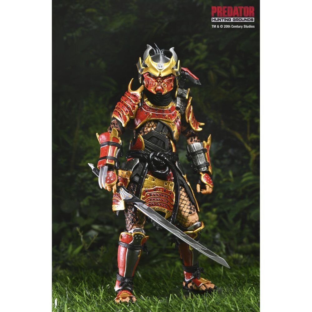 Ultimate samurai predator predator: hunting grounds. Del exitoso videojuego de 2020 predator: ¡hunting grounds! Samurai predator era un yautja legendario que antaño cazaba a los hábiles guerreros que protegían el japón feudal. Para honrar a sus presas, decoró su armadura y su máscara para parecerse a ellos y empuñó sus armas. Esta figura de acción ultimate samurai predator a escala de 7 pulgadas de neca está equipada con cabezas intercambiables con y sin máscara, katana, combisticks plegados y extendidos, plasmacaster articulado y manos intercambiables. Se presenta en una caja con ventana apta para coleccionistas con solapa frontal abatible.
