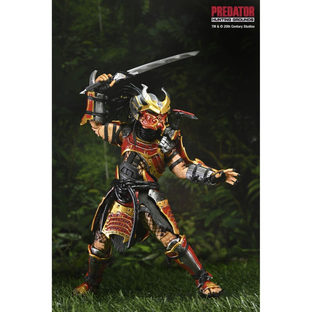 Ultimate samurai predator predator: hunting grounds. Del exitoso videojuego de 2020 predator: ¡hunting grounds! Samurai predator era un yautja legendario que antaño cazaba a los hábiles guerreros que protegían el japón feudal. Para honrar a sus presas, decoró su armadura y su máscara para parecerse a ellos y empuñó sus armas. Esta figura de acción ultimate samurai predator a escala de 7 pulgadas de neca está equipada con cabezas intercambiables con y sin máscara, katana, combisticks plegados y extendidos, plasmacaster articulado y manos intercambiables. Se presenta en una caja con ventana apta para coleccionistas con solapa frontal abatible.