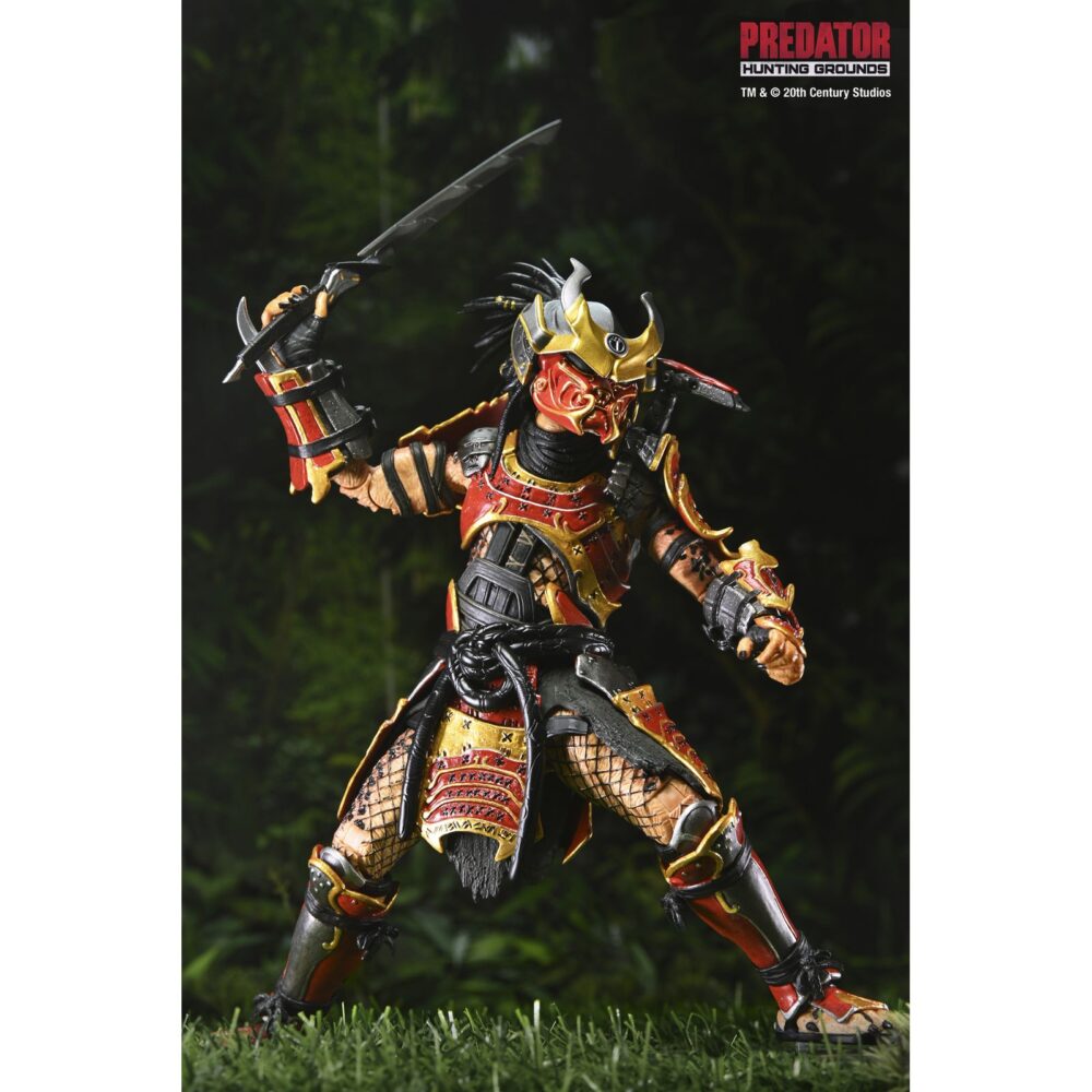 Ultimate samurai predator predator: hunting grounds. Del exitoso videojuego de 2020 predator: ¡hunting grounds! Samurai predator era un yautja legendario que antaño cazaba a los hábiles guerreros que protegían el japón feudal. Para honrar a sus presas, decoró su armadura y su máscara para parecerse a ellos y empuñó sus armas. Esta figura de acción ultimate samurai predator a escala de 7 pulgadas de neca está equipada con cabezas intercambiables con y sin máscara, katana, combisticks plegados y extendidos, plasmacaster articulado y manos intercambiables. Se presenta en una caja con ventana apta para coleccionistas con solapa frontal abatible.