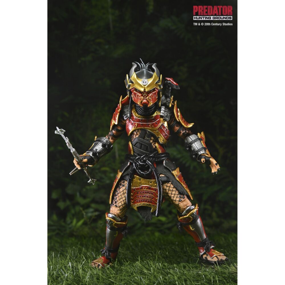 Ultimate samurai predator predator: hunting grounds. Del exitoso videojuego de 2020 predator: ¡hunting grounds! Samurai predator era un yautja legendario que antaño cazaba a los hábiles guerreros que protegían el japón feudal. Para honrar a sus presas, decoró su armadura y su máscara para parecerse a ellos y empuñó sus armas. Esta figura de acción ultimate samurai predator a escala de 7 pulgadas de neca está equipada con cabezas intercambiables con y sin máscara, katana, combisticks plegados y extendidos, plasmacaster articulado y manos intercambiables. Se presenta en una caja con ventana apta para coleccionistas con solapa frontal abatible.