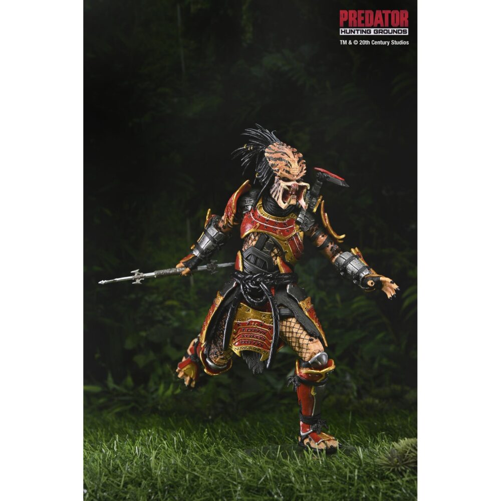 Ultimate samurai predator predator: hunting grounds. Del exitoso videojuego de 2020 predator: ¡hunting grounds! Samurai predator era un yautja legendario que antaño cazaba a los hábiles guerreros que protegían el japón feudal. Para honrar a sus presas, decoró su armadura y su máscara para parecerse a ellos y empuñó sus armas. Esta figura de acción ultimate samurai predator a escala de 7 pulgadas de neca está equipada con cabezas intercambiables con y sin máscara, katana, combisticks plegados y extendidos, plasmacaster articulado y manos intercambiables. Se presenta en una caja con ventana apta para coleccionistas con solapa frontal abatible.