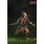 ULTIMATE SAMURAI PREDATOR PREDATOR: HUNTING GROUNDS. Del exitoso videojuego de 2020 Predator: ¡Hunting Grounds! Samurai Predator era un Yautja legendario que antaño cazaba a los hábiles guerreros que protegían el Japón feudal. Para honrar a sus presas, decoró su armadura y su máscara para parecerse a ellos y empuñó sus armas. Esta figura de acción Ultimate Samurai Predator a escala de 7 pulgadas de NECA está equipada con cabezas intercambiables con y sin máscara, katana, combisticks plegados y extendidos, plasmacaster articulado y manos intercambiables. Se presenta en una caja con ventana apta para coleccionistas con solapa frontal abatible.