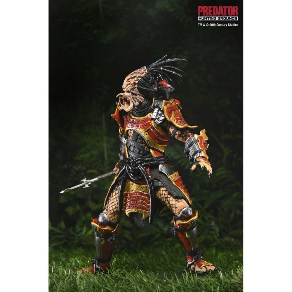 Ultimate samurai predator predator: hunting grounds. Del exitoso videojuego de 2020 predator: ¡hunting grounds! Samurai predator era un yautja legendario que antaño cazaba a los hábiles guerreros que protegían el japón feudal. Para honrar a sus presas, decoró su armadura y su máscara para parecerse a ellos y empuñó sus armas. Esta figura de acción ultimate samurai predator a escala de 7 pulgadas de neca está equipada con cabezas intercambiables con y sin máscara, katana, combisticks plegados y extendidos, plasmacaster articulado y manos intercambiables. Se presenta en una caja con ventana apta para coleccionistas con solapa frontal abatible.