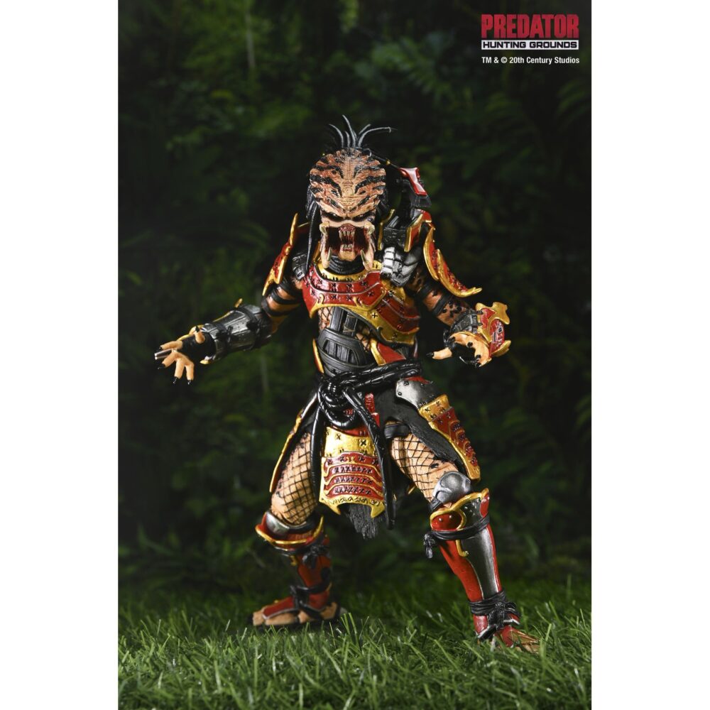 Ultimate samurai predator predator: hunting grounds. Del exitoso videojuego de 2020 predator: ¡hunting grounds! Samurai predator era un yautja legendario que antaño cazaba a los hábiles guerreros que protegían el japón feudal. Para honrar a sus presas, decoró su armadura y su máscara para parecerse a ellos y empuñó sus armas. Esta figura de acción ultimate samurai predator a escala de 7 pulgadas de neca está equipada con cabezas intercambiables con y sin máscara, katana, combisticks plegados y extendidos, plasmacaster articulado y manos intercambiables. Se presenta en una caja con ventana apta para coleccionistas con solapa frontal abatible.