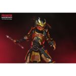 ULTIMATE SAMURAI PREDATOR PREDATOR: HUNTING GROUNDS. Del exitoso videojuego de 2020 Predator: ¡Hunting Grounds! Samurai Predator era un Yautja legendario que antaño cazaba a los hábiles guerreros que protegían el Japón feudal. Para honrar a sus presas, decoró su armadura y su máscara para parecerse a ellos y empuñó sus armas. Esta figura de acción Ultimate Samurai Predator a escala de 7 pulgadas de NECA está equipada con cabezas intercambiables con y sin máscara, katana, combisticks plegados y extendidos, plasmacaster articulado y manos intercambiables. Se presenta en una caja con ventana apta para coleccionistas con solapa frontal abatible.