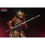 ULTIMATE SAMURAI PREDATOR PREDATOR: HUNTING GROUNDS. Del exitoso videojuego de 2020 Predator: ¡Hunting Grounds! Samurai Predator era un Yautja legendario que antaño cazaba a los hábiles guerreros que protegían el Japón feudal. Para honrar a sus presas, decoró su armadura y su máscara para parecerse a ellos y empuñó sus armas. Esta figura de acción Ultimate Samurai Predator a escala de 7 pulgadas de NECA está equipada con cabezas intercambiables con y sin máscara, katana, combisticks plegados y extendidos, plasmacaster articulado y manos intercambiables. Se presenta en una caja con ventana apta para coleccionistas con solapa frontal abatible.