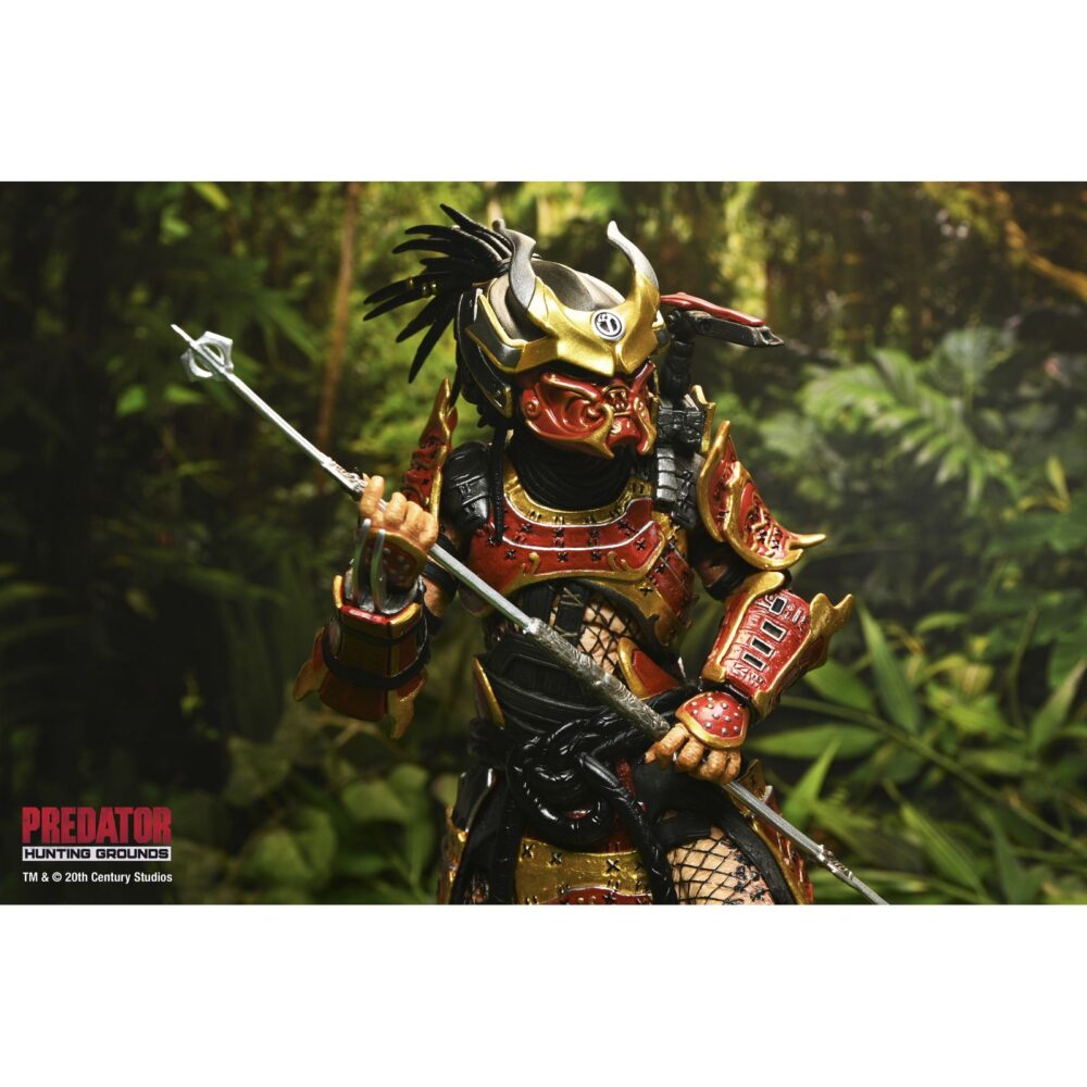 Ultimate samurai predator predator: hunting grounds. Del exitoso videojuego de 2020 predator: ¡hunting grounds! Samurai predator era un yautja legendario que antaño cazaba a los hábiles guerreros que protegían el japón feudal. Para honrar a sus presas, decoró su armadura y su máscara para parecerse a ellos y empuñó sus armas. Esta figura de acción ultimate samurai predator a escala de 7 pulgadas de neca está equipada con cabezas intercambiables con y sin máscara, katana, combisticks plegados y extendidos, plasmacaster articulado y manos intercambiables. Se presenta en una caja con ventana apta para coleccionistas con solapa frontal abatible.
