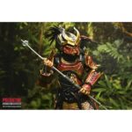 ULTIMATE SAMURAI PREDATOR PREDATOR: HUNTING GROUNDS. Del exitoso videojuego de 2020 Predator: ¡Hunting Grounds! Samurai Predator era un Yautja legendario que antaño cazaba a los hábiles guerreros que protegían el Japón feudal. Para honrar a sus presas, decoró su armadura y su máscara para parecerse a ellos y empuñó sus armas. Esta figura de acción Ultimate Samurai Predator a escala de 7 pulgadas de NECA está equipada con cabezas intercambiables con y sin máscara, katana, combisticks plegados y extendidos, plasmacaster articulado y manos intercambiables. Se presenta en una caja con ventana apta para coleccionistas con solapa frontal abatible.
