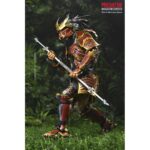 ULTIMATE SAMURAI PREDATOR PREDATOR: HUNTING GROUNDS. Del exitoso videojuego de 2020 Predator: ¡Hunting Grounds! Samurai Predator era un Yautja legendario que antaño cazaba a los hábiles guerreros que protegían el Japón feudal. Para honrar a sus presas, decoró su armadura y su máscara para parecerse a ellos y empuñó sus armas. Esta figura de acción Ultimate Samurai Predator a escala de 7 pulgadas de NECA está equipada con cabezas intercambiables con y sin máscara, katana, combisticks plegados y extendidos, plasmacaster articulado y manos intercambiables. Se presenta en una caja con ventana apta para coleccionistas con solapa frontal abatible.