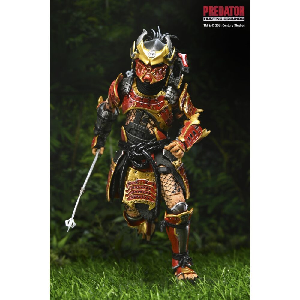 Ultimate samurai predator predator: hunting grounds. Del exitoso videojuego de 2020 predator: ¡hunting grounds! Samurai predator era un yautja legendario que antaño cazaba a los hábiles guerreros que protegían el japón feudal. Para honrar a sus presas, decoró su armadura y su máscara para parecerse a ellos y empuñó sus armas. Esta figura de acción ultimate samurai predator a escala de 7 pulgadas de neca está equipada con cabezas intercambiables con y sin máscara, katana, combisticks plegados y extendidos, plasmacaster articulado y manos intercambiables. Se presenta en una caja con ventana apta para coleccionistas con solapa frontal abatible.