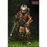 ULTIMATE SAMURAI PREDATOR PREDATOR: HUNTING GROUNDS. Del exitoso videojuego de 2020 Predator: ¡Hunting Grounds! Samurai Predator era un Yautja legendario que antaño cazaba a los hábiles guerreros que protegían el Japón feudal. Para honrar a sus presas, decoró su armadura y su máscara para parecerse a ellos y empuñó sus armas. Esta figura de acción Ultimate Samurai Predator a escala de 7 pulgadas de NECA está equipada con cabezas intercambiables con y sin máscara, katana, combisticks plegados y extendidos, plasmacaster articulado y manos intercambiables. Se presenta en una caja con ventana apta para coleccionistas con solapa frontal abatible.