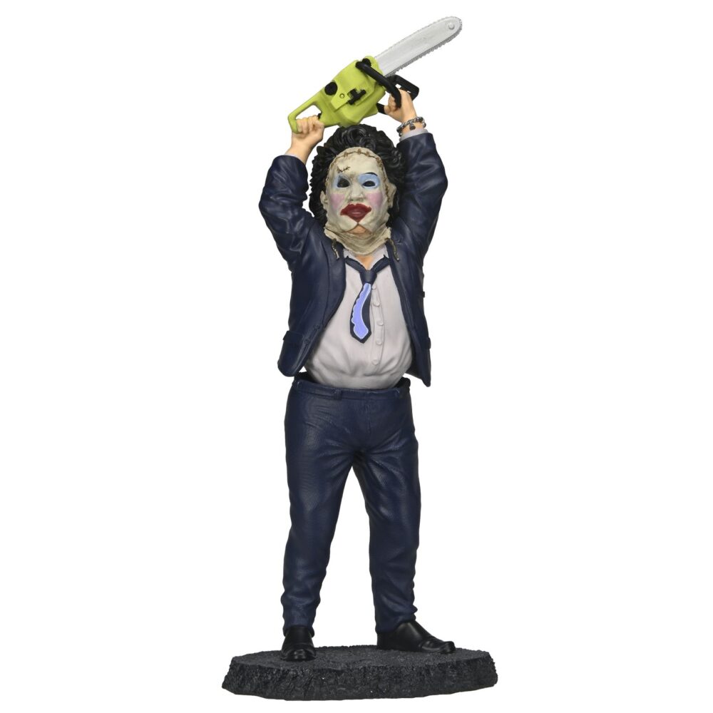 Erface pretty woman version the texas chainsaw massacre head knocker. Neca lanza, dentro de su línea head knocker, esta figura de leatherface con motivo del 50º aniversario del estreno de la película "the texas chainsaw massacre" ("la matanza de texas" en españa). Esta versión presenta al icónico asesino con la máscara "pretty woman" y traje. La figura mide 23 cm y posee un mecanismo de resorte que permite el movimiento oscilante del torso, simulando que sostiene su motosierra. Se presenta en una caja con acabado mate y detalles brillantes.