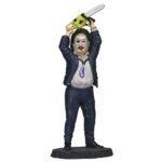 ERFACE PRETTY WOMAN VERSION THE TEXAS CHAINSAW MASSACRE HEAD KNOCKER. Neca lanza, dentro de su línea Head Knocker, esta figura de Leatherface con motivo del 50º aniversario del estreno de la película "The Texas Chainsaw Massacre" ("La matanza de Texas" en España). Esta versión presenta al icónico asesino con la máscara "Pretty Woman" y traje. La figura mide 23 cm y posee un mecanismo de resorte que permite el movimiento oscilante del torso, simulando que sostiene su motosierra. Se presenta en una caja con acabado mate y detalles brillantes.