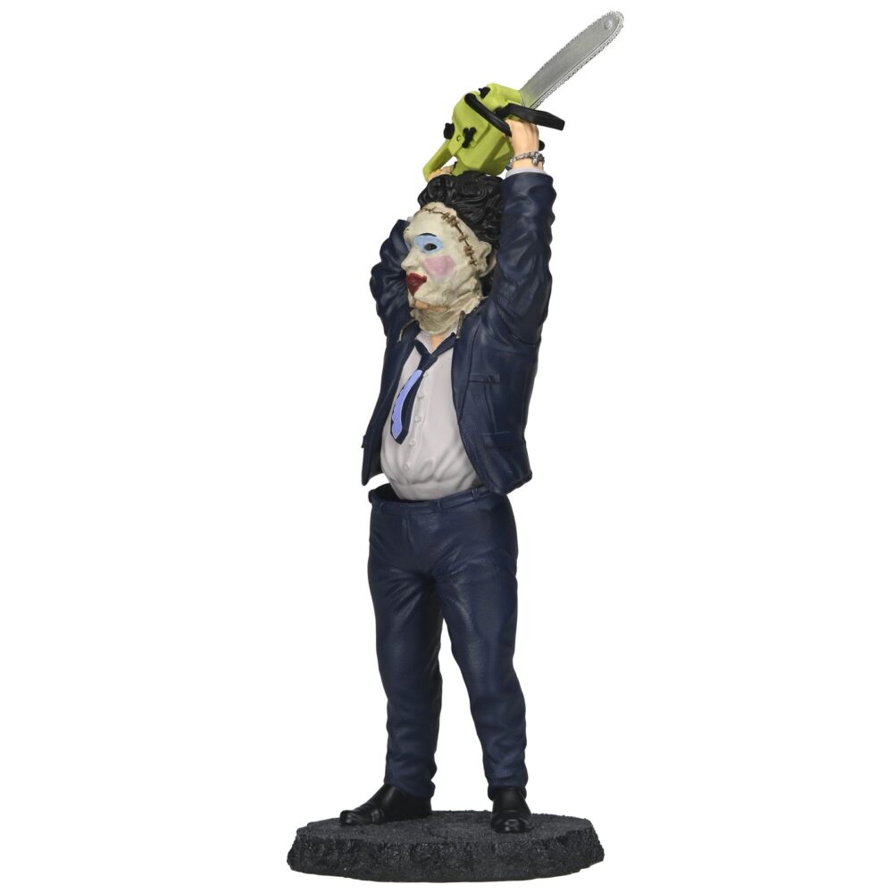 Erface pretty woman version the texas chainsaw massacre head knocker. Neca lanza, dentro de su línea head knocker, esta figura de leatherface con motivo del 50º aniversario del estreno de la película "the texas chainsaw massacre" ("la matanza de texas" en españa). Esta versión presenta al icónico asesino con la máscara "pretty woman" y traje. La figura mide 23 cm y posee un mecanismo de resorte que permite el movimiento oscilante del torso, simulando que sostiene su motosierra. Se presenta en una caja con acabado mate y detalles brillantes.