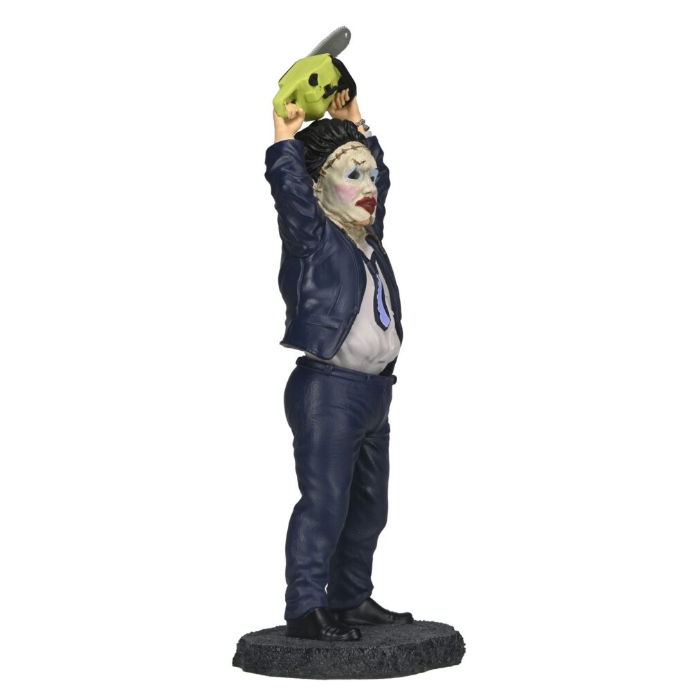 Erface pretty woman version the texas chainsaw massacre head knocker. Neca lanza, dentro de su línea head knocker, esta figura de leatherface con motivo del 50º aniversario del estreno de la película "the texas chainsaw massacre" ("la matanza de texas" en españa). Esta versión presenta al icónico asesino con la máscara "pretty woman" y traje. La figura mide 23 cm y posee un mecanismo de resorte que permite el movimiento oscilante del torso, simulando que sostiene su motosierra. Se presenta en una caja con acabado mate y detalles brillantes.