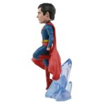 SUPERMAN 2025 DC UNIVERSE HEAD KNOCKER. Neca presenta la figura de Superman basada en el protagonista de la película homónima de 2025. Se muestra sobre una base translúcida de cristales de la Fortaleza de la Soledad, con su clásico traje azul y capa roja. Mide 21,5 cm, está fabricada con resina y pintada a mano con gran nivel de detalle. Cuenta con un mecanismo de resorte que permite el característico movimiento de cabeza de las figuras de la colección Head Knocker.
