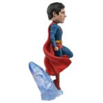 SUPERMAN 2025 DC UNIVERSE HEAD KNOCKER. Neca presenta la figura de Superman basada en el protagonista de la película homónima de 2025. Se muestra sobre una base translúcida de cristales de la Fortaleza de la Soledad, con su clásico traje azul y capa roja. Mide 21,5 cm, está fabricada con resina y pintada a mano con gran nivel de detalle. Cuenta con un mecanismo de resorte que permite el característico movimiento de cabeza de las figuras de la colección Head Knocker.