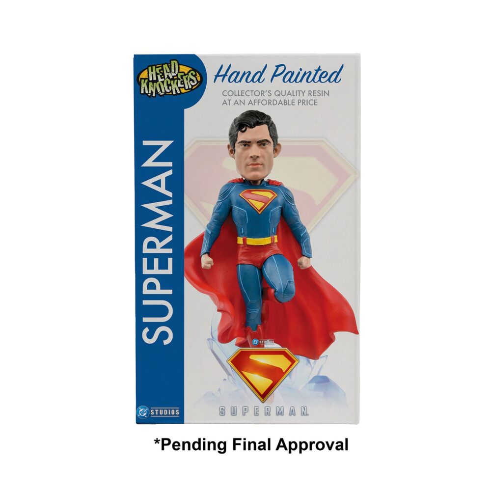 Superman 2025 dc universe head knocker. Neca presenta la figura de superman basada en el protagonista de la película homónima de 2025. Se muestra sobre una base translúcida de cristales de la fortaleza de la soledad, con su clásico traje azul y capa roja. Mide 21,5 cm, está fabricada con resina y pintada a mano con gran nivel de detalle. Cuenta con un mecanismo de resorte que permite el característico movimiento de cabeza de las figuras de la colección head knocker.