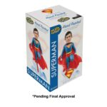 SUPERMAN 2025 DC UNIVERSE HEAD KNOCKER. Neca presenta la figura de Superman basada en el protagonista de la película homónima de 2025. Se muestra sobre una base translúcida de cristales de la Fortaleza de la Soledad, con su clásico traje azul y capa roja. Mide 21,5 cm, está fabricada con resina y pintada a mano con gran nivel de detalle. Cuenta con un mecanismo de resorte que permite el característico movimiento de cabeza de las figuras de la colección Head Knocker.