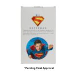 SUPERMAN 2025 DC UNIVERSE HEAD KNOCKER. Neca presenta la figura de Superman basada en el protagonista de la película homónima de 2025. Se muestra sobre una base translúcida de cristales de la Fortaleza de la Soledad, con su clásico traje azul y capa roja. Mide 21,5 cm, está fabricada con resina y pintada a mano con gran nivel de detalle. Cuenta con un mecanismo de resorte que permite el característico movimiento de cabeza de las figuras de la colección Head Knocker.