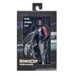 ULTIMATE ROBOCOP POSTER SERIES. Neca introduce en su línea Ultimate esta figura articulada de RoboCop, inspirada en el póster original de la película homónima de 1987.  Mitad hombre. Mitad máquina. ¡Pura policía! NECA se enorgullece de presentar la primera figura de acción de su nueva línea de figuras de acción Poster Series: una nueva figura de RoboCop basada en el clásico de culto. Esta figura articulada de 18 cm rinde homenaje al famoso póster de RoboCop de 1987, con una decoración especial que recrea el icónico arte del póster. Combate a criminales y droides renegados con una variedad de accesorios, como la pistola Auto-9, la mano con pico de datos intercambiable, el cañón de asalto Cobra y el efecto de disparo de pistola. Viene en una caja con ventana ideal para coleccionistas.