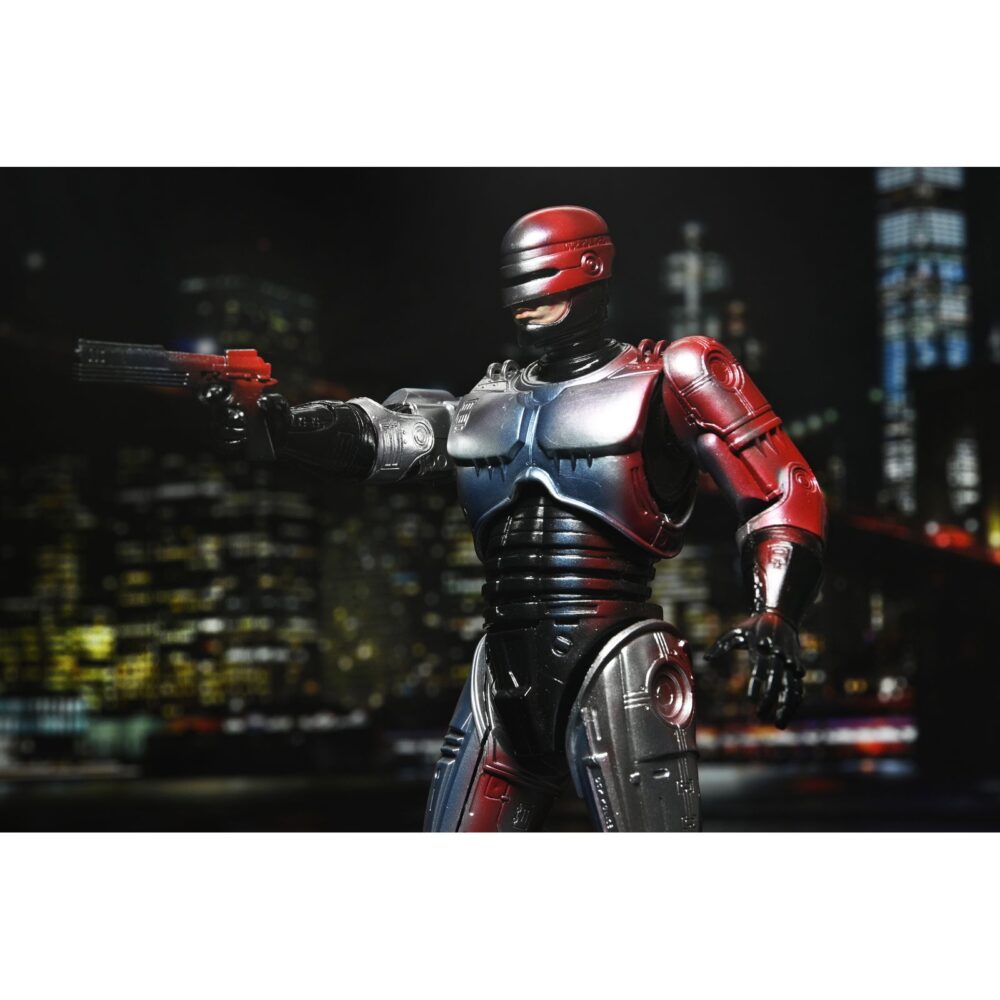 Ultimate robocop poster series. Neca introduce en su línea ultimate esta figura articulada de robocop, inspirada en el póster original de la película homónima de 1987.   mitad hombre. Mitad máquina. ¡pura policía! Neca se enorgullece de presentar la primera figura de acción de su nueva línea de figuras de acción poster series: una nueva figura de robocop basada en el clásico de culto. Esta figura articulada de 18 cm rinde homenaje al famoso póster de robocop de 1987, con una decoración especial que recrea el icónico arte del póster. Combate a criminales y droides renegados con una variedad de accesorios, como la pistola auto-9, la mano con pico de datos intercambiable, el cañón de asalto cobra y el efecto de disparo de pistola. Viene en una caja con ventana ideal para coleccionistas.