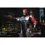 ULTIMATE ROBOCOP POSTER SERIES. Neca introduce en su línea Ultimate esta figura articulada de RoboCop, inspirada en el póster original de la película homónima de 1987.  Mitad hombre. Mitad máquina. ¡Pura policía! NECA se enorgullece de presentar la primera figura de acción de su nueva línea de figuras de acción Poster Series: una nueva figura de RoboCop basada en el clásico de culto. Esta figura articulada de 18 cm rinde homenaje al famoso póster de RoboCop de 1987, con una decoración especial que recrea el icónico arte del póster. Combate a criminales y droides renegados con una variedad de accesorios, como la pistola Auto-9, la mano con pico de datos intercambiable, el cañón de asalto Cobra y el efecto de disparo de pistola. Viene en una caja con ventana ideal para coleccionistas.