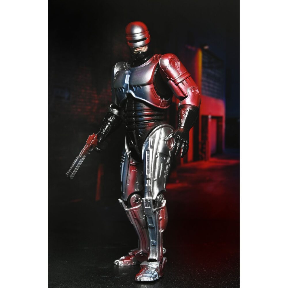 Ultimate robocop poster series. Neca introduce en su línea ultimate esta figura articulada de robocop, inspirada en el póster original de la película homónima de 1987.   mitad hombre. Mitad máquina. ¡pura policía! Neca se enorgullece de presentar la primera figura de acción de su nueva línea de figuras de acción poster series: una nueva figura de robocop basada en el clásico de culto. Esta figura articulada de 18 cm rinde homenaje al famoso póster de robocop de 1987, con una decoración especial que recrea el icónico arte del póster. Combate a criminales y droides renegados con una variedad de accesorios, como la pistola auto-9, la mano con pico de datos intercambiable, el cañón de asalto cobra y el efecto de disparo de pistola. Viene en una caja con ventana ideal para coleccionistas.