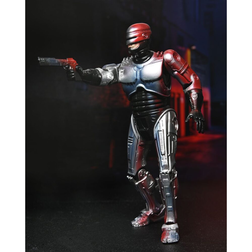 Ultimate robocop poster series. Neca introduce en su línea ultimate esta figura articulada de robocop, inspirada en el póster original de la película homónima de 1987.   mitad hombre. Mitad máquina. ¡pura policía! Neca se enorgullece de presentar la primera figura de acción de su nueva línea de figuras de acción poster series: una nueva figura de robocop basada en el clásico de culto. Esta figura articulada de 18 cm rinde homenaje al famoso póster de robocop de 1987, con una decoración especial que recrea el icónico arte del póster. Combate a criminales y droides renegados con una variedad de accesorios, como la pistola auto-9, la mano con pico de datos intercambiable, el cañón de asalto cobra y el efecto de disparo de pistola. Viene en una caja con ventana ideal para coleccionistas.