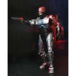 ULTIMATE ROBOCOP POSTER SERIES. Neca introduce en su línea Ultimate esta figura articulada de RoboCop, inspirada en el póster original de la película homónima de 1987.  Mitad hombre. Mitad máquina. ¡Pura policía! NECA se enorgullece de presentar la primera figura de acción de su nueva línea de figuras de acción Poster Series: una nueva figura de RoboCop basada en el clásico de culto. Esta figura articulada de 18 cm rinde homenaje al famoso póster de RoboCop de 1987, con una decoración especial que recrea el icónico arte del póster. Combate a criminales y droides renegados con una variedad de accesorios, como la pistola Auto-9, la mano con pico de datos intercambiable, el cañón de asalto Cobra y el efecto de disparo de pistola. Viene en una caja con ventana ideal para coleccionistas.