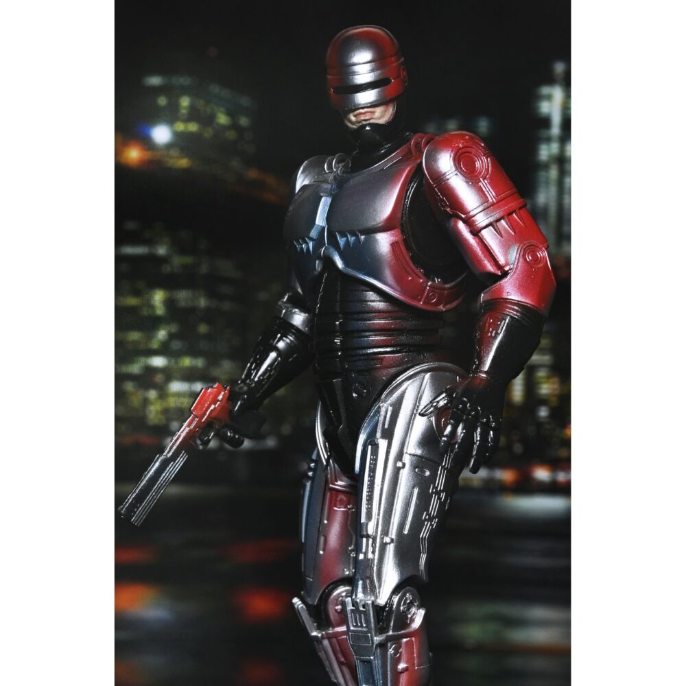 Ultimate robocop poster series. Neca introduce en su línea ultimate esta figura articulada de robocop, inspirada en el póster original de la película homónima de 1987.   mitad hombre. Mitad máquina. ¡pura policía! Neca se enorgullece de presentar la primera figura de acción de su nueva línea de figuras de acción poster series: una nueva figura de robocop basada en el clásico de culto. Esta figura articulada de 18 cm rinde homenaje al famoso póster de robocop de 1987, con una decoración especial que recrea el icónico arte del póster. Combate a criminales y droides renegados con una variedad de accesorios, como la pistola auto-9, la mano con pico de datos intercambiable, el cañón de asalto cobra y el efecto de disparo de pistola. Viene en una caja con ventana ideal para coleccionistas.