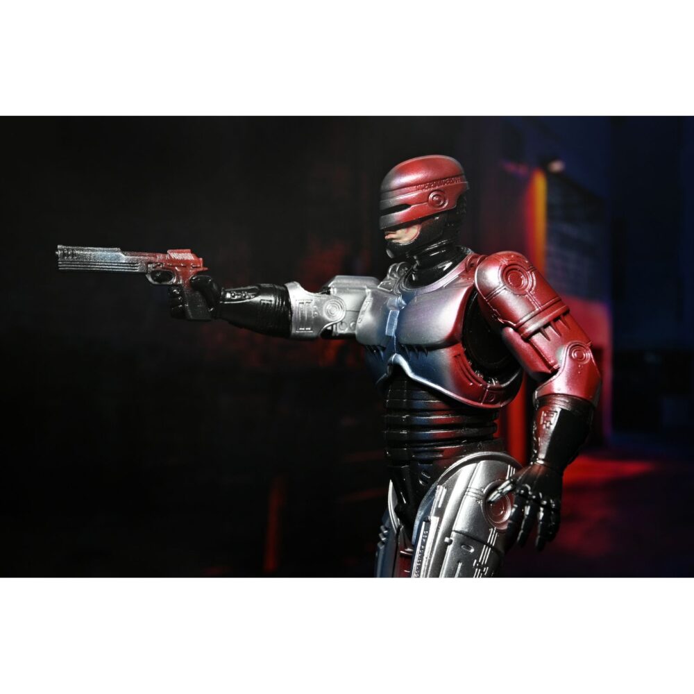 Ultimate robocop poster series. Neca introduce en su línea ultimate esta figura articulada de robocop, inspirada en el póster original de la película homónima de 1987.   mitad hombre. Mitad máquina. ¡pura policía! Neca se enorgullece de presentar la primera figura de acción de su nueva línea de figuras de acción poster series: una nueva figura de robocop basada en el clásico de culto. Esta figura articulada de 18 cm rinde homenaje al famoso póster de robocop de 1987, con una decoración especial que recrea el icónico arte del póster. Combate a criminales y droides renegados con una variedad de accesorios, como la pistola auto-9, la mano con pico de datos intercambiable, el cañón de asalto cobra y el efecto de disparo de pistola. Viene en una caja con ventana ideal para coleccionistas.