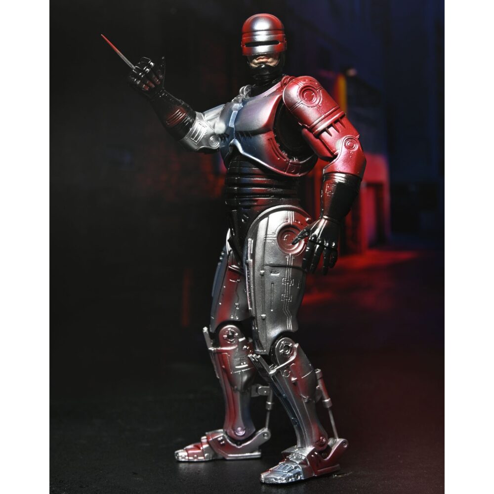 Ultimate robocop poster series. Neca introduce en su línea ultimate esta figura articulada de robocop, inspirada en el póster original de la película homónima de 1987.   mitad hombre. Mitad máquina. ¡pura policía! Neca se enorgullece de presentar la primera figura de acción de su nueva línea de figuras de acción poster series: una nueva figura de robocop basada en el clásico de culto. Esta figura articulada de 18 cm rinde homenaje al famoso póster de robocop de 1987, con una decoración especial que recrea el icónico arte del póster. Combate a criminales y droides renegados con una variedad de accesorios, como la pistola auto-9, la mano con pico de datos intercambiable, el cañón de asalto cobra y el efecto de disparo de pistola. Viene en una caja con ventana ideal para coleccionistas.