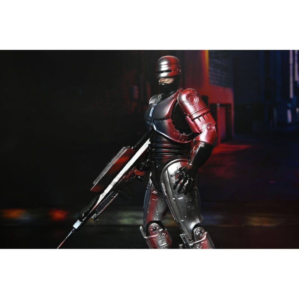 Ultimate robocop poster series. Neca introduce en su línea ultimate esta figura articulada de robocop, inspirada en el póster original de la película homónima de 1987.   mitad hombre. Mitad máquina. ¡pura policía! Neca se enorgullece de presentar la primera figura de acción de su nueva línea de figuras de acción poster series: una nueva figura de robocop basada en el clásico de culto. Esta figura articulada de 18 cm rinde homenaje al famoso póster de robocop de 1987, con una decoración especial que recrea el icónico arte del póster. Combate a criminales y droides renegados con una variedad de accesorios, como la pistola auto-9, la mano con pico de datos intercambiable, el cañón de asalto cobra y el efecto de disparo de pistola. Viene en una caja con ventana ideal para coleccionistas.