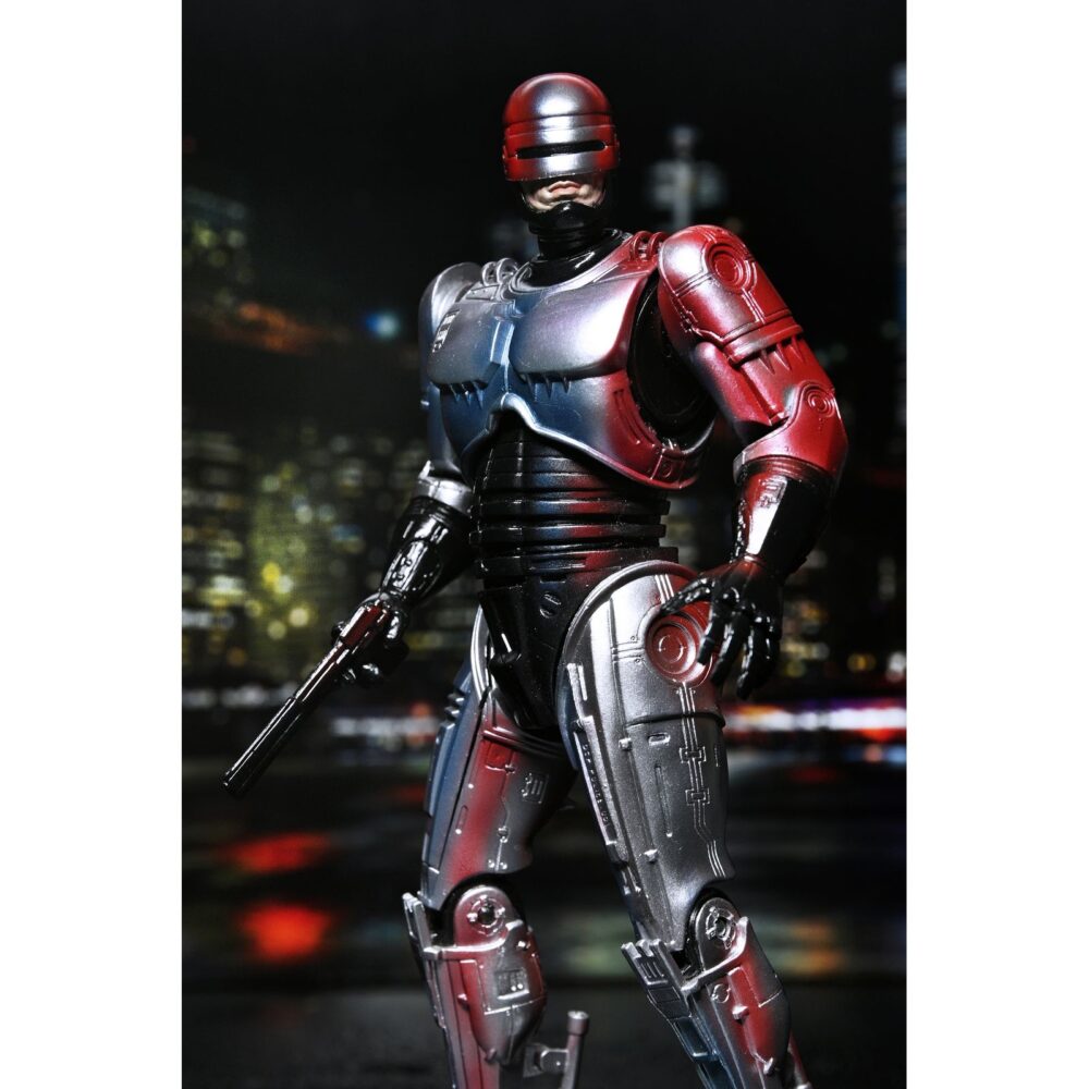 Ultimate robocop poster series. Neca introduce en su línea ultimate esta figura articulada de robocop, inspirada en el póster original de la película homónima de 1987.   mitad hombre. Mitad máquina. ¡pura policía! Neca se enorgullece de presentar la primera figura de acción de su nueva línea de figuras de acción poster series: una nueva figura de robocop basada en el clásico de culto. Esta figura articulada de 18 cm rinde homenaje al famoso póster de robocop de 1987, con una decoración especial que recrea el icónico arte del póster. Combate a criminales y droides renegados con una variedad de accesorios, como la pistola auto-9, la mano con pico de datos intercambiable, el cañón de asalto cobra y el efecto de disparo de pistola. Viene en una caja con ventana ideal para coleccionistas.