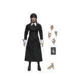 WEDNESDAY ADDAMS CLOTHED CLASSIC DRESS. Neca presenta la figura articulada de 20 cm de Wednesday Addams (conocida como Miércoles Addams en España), basada en su icónica aparición con vestido clásico en la serie de Netflix "Wednesday". La figura pertenece a la línea Clothed Action y está vestida con ropa de tela. Totalmente articulada, permite múltiples poses. Incluye 1x libro de Frankenstein, 2x set de manos intercambiables y 1x figura de Cosa.